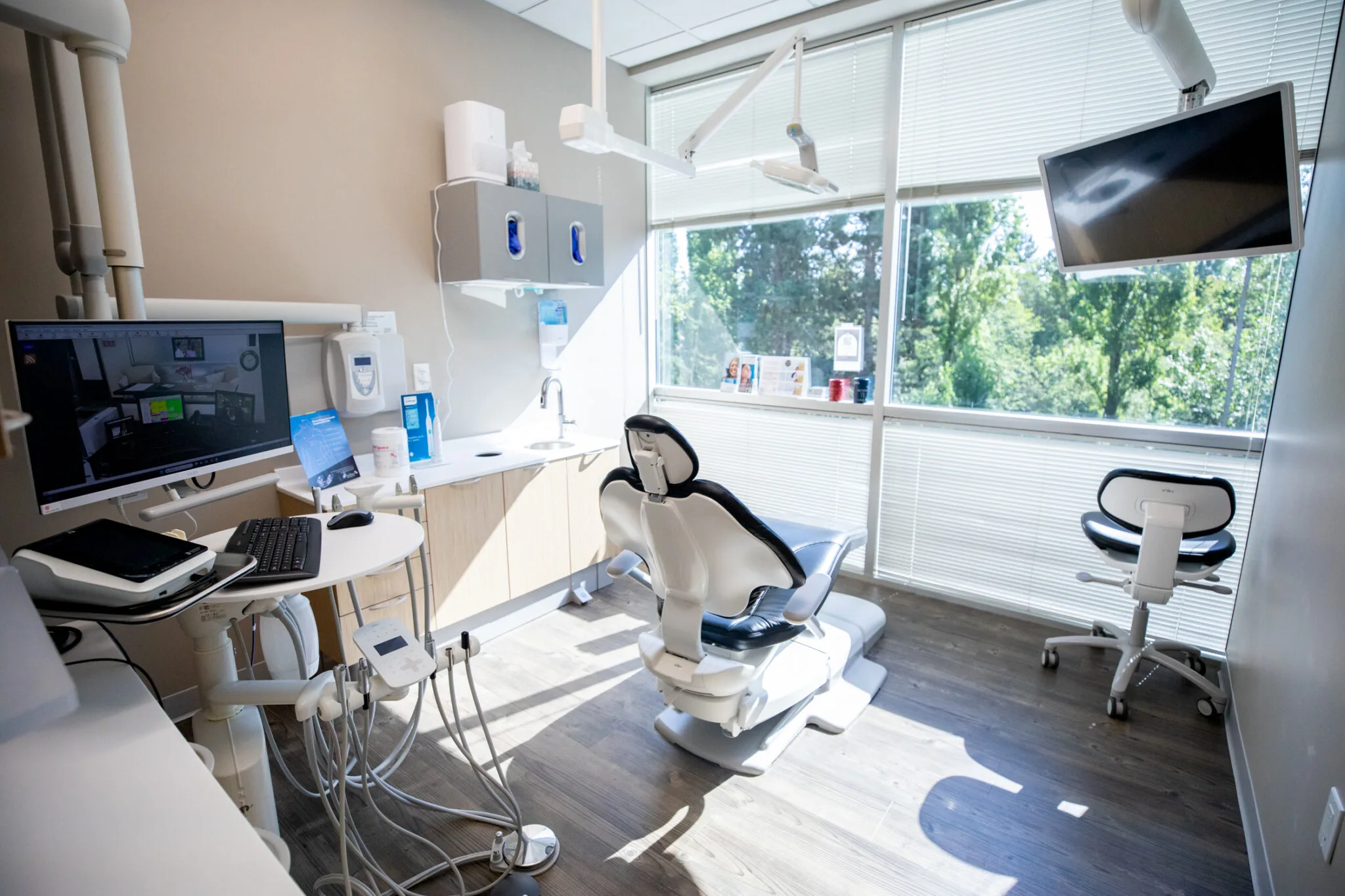 State-of-the-Art Dental Treatment Room – Dental Implants Kirkland Bright, modern dental operatory with advanced equipment and natural lighting – Dental Implants Kirkland